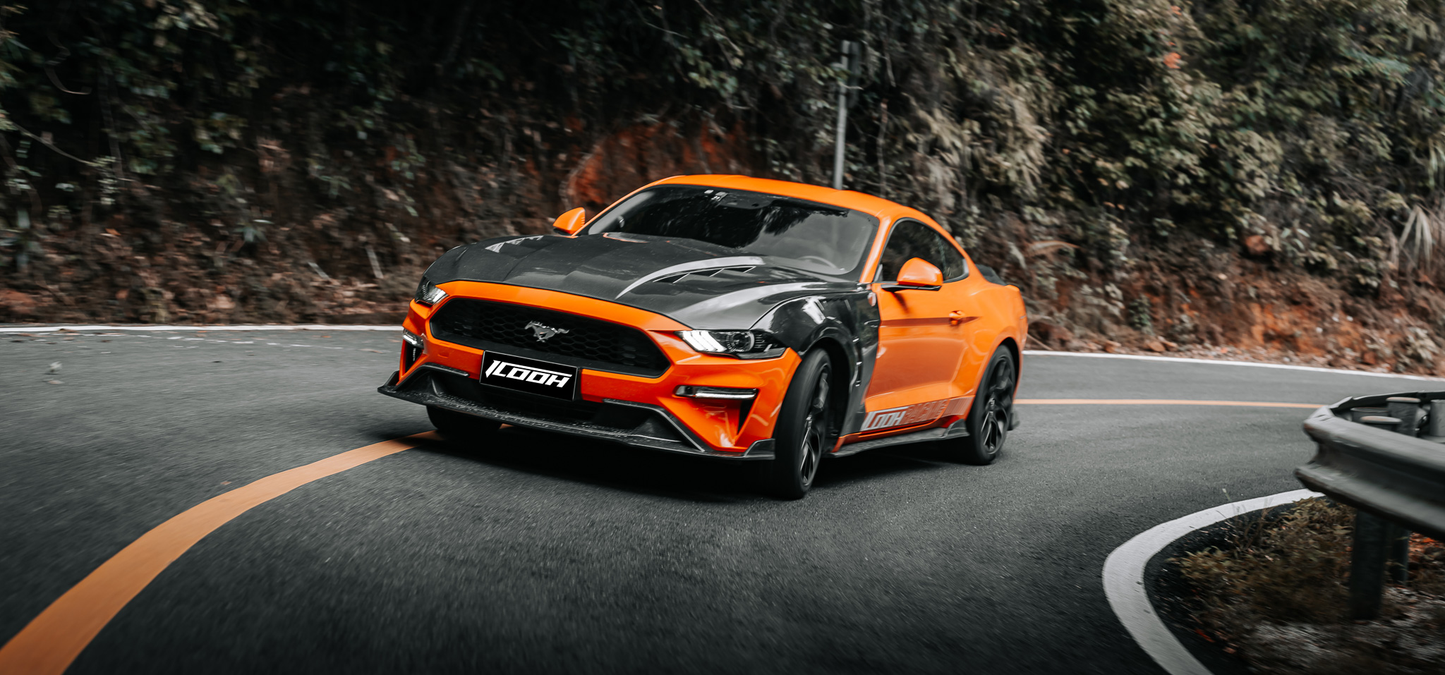 AC004 Mustang carbon fiber hood display image - ICOOH