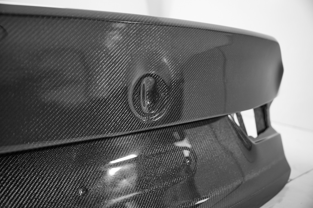 Espositore per portellone posteriore in fibra di carbonio - ICOOH