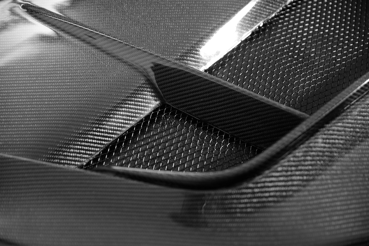 Espositore per cofano in fibra di carbonio della Corvette C8 - ICOOH