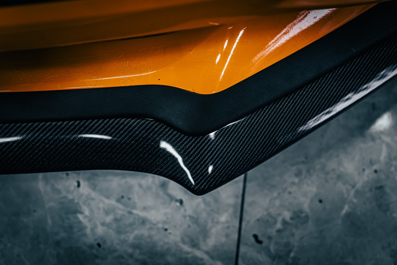 Dettagli del labbro anteriore in fibra di carbonio Ford - ICOOH