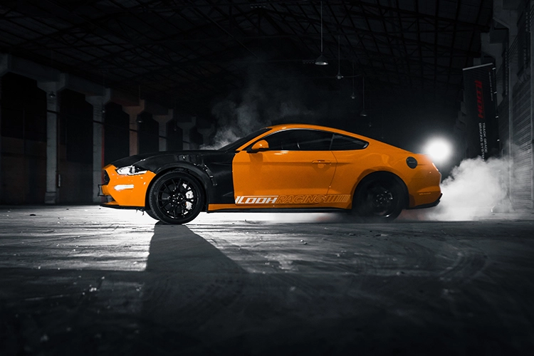 Mustang-002-carbon-fiber-hood-installation-scene - ICOOH Mustang 002 carbon fiber hood installation scene - ICOOH