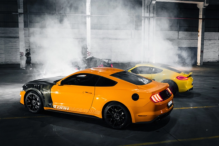 Mustang-002-carbon-fiber-hood-outdoor-scene-picture - ICOOH Mustang 002 carbon fiber hood outdoor scene picture - ICOOH