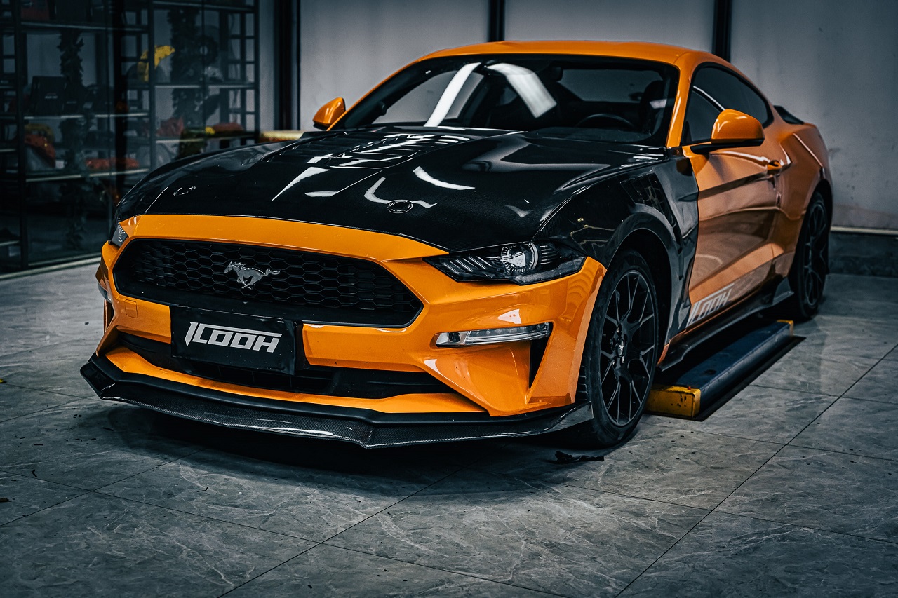 Dettagli del labbro anteriore in fibra di carbonio della Mustang - ICOOH