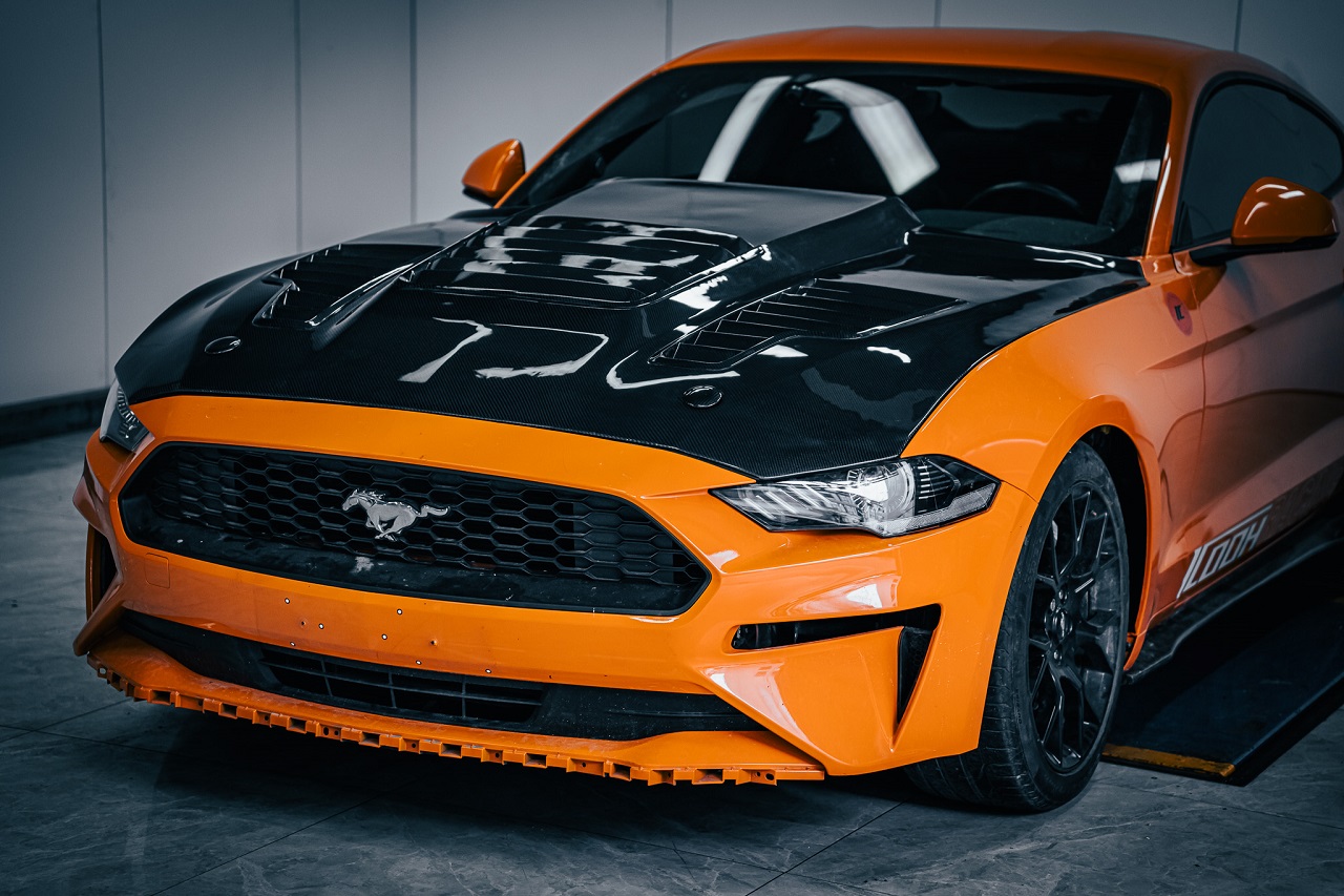 Esposizione del cofano in fibra di carbonio della Mustang - ICOOH