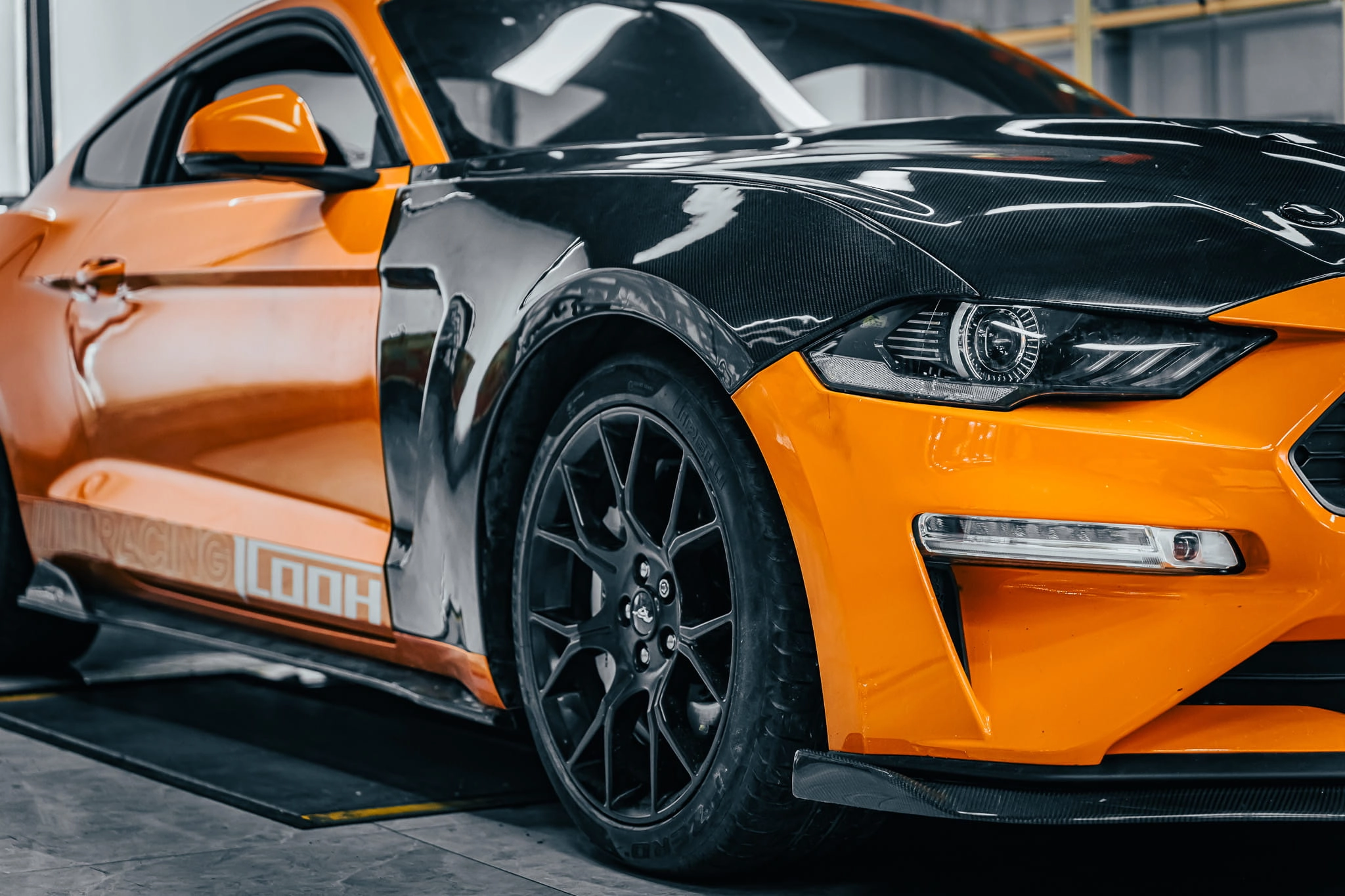 Mustang-GT500-carbon-fiber-hood-scene-display - ICOOH Mustang GT500 carbon fiber hood scene display - ICOOH